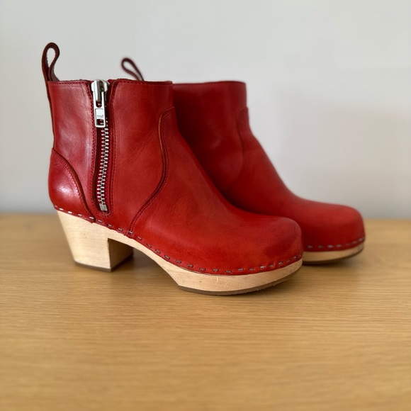 Swedish Hasbeens Shoes - Swedish Hasbeens “Zip it Emy” in red size 37.